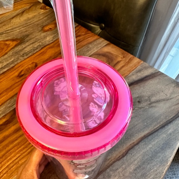 Hello Kitty Saniro Waterbottle - Picture 4 of 4